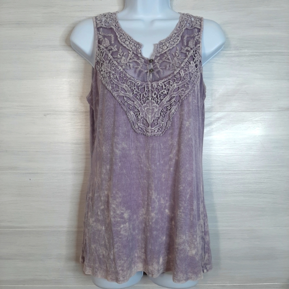 Ginnicks bleached with lace tank, size Large, light purple w/ 2 buttons on front